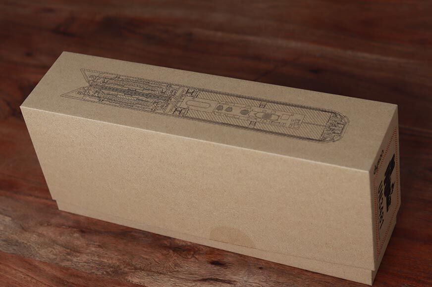 Man sieht den Karton des Dyson Glätteisen 